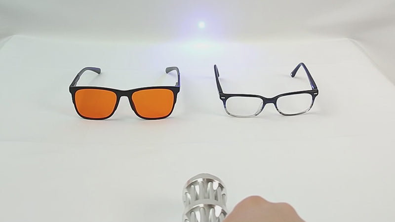 Vidéo comparant les lunettes anti lumière bleue de blueshield à celles proposées par un opticien. La démonstration met en évidence les performances des deux paires sous un rayon de lumière bleue, montrant clairement que nos lunettes offrent une meilleure protection.